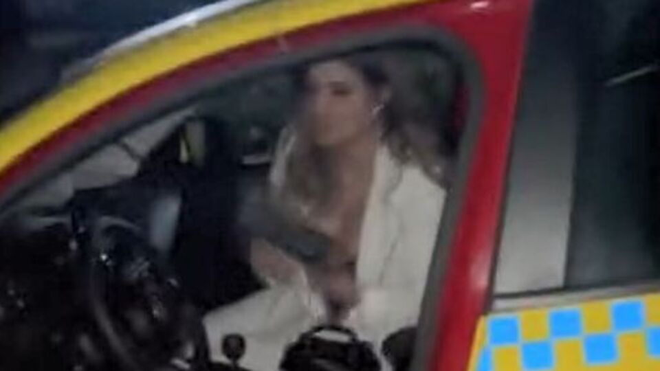 Hem taksiciye hem polise saldırdı!