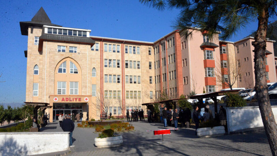 Depremde 35 kişiye mezar olan Ezgi Apartmanı'na ilişkin yargılama başladı