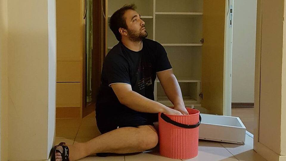 Sahneden düştü hastaneye kaldırıldı