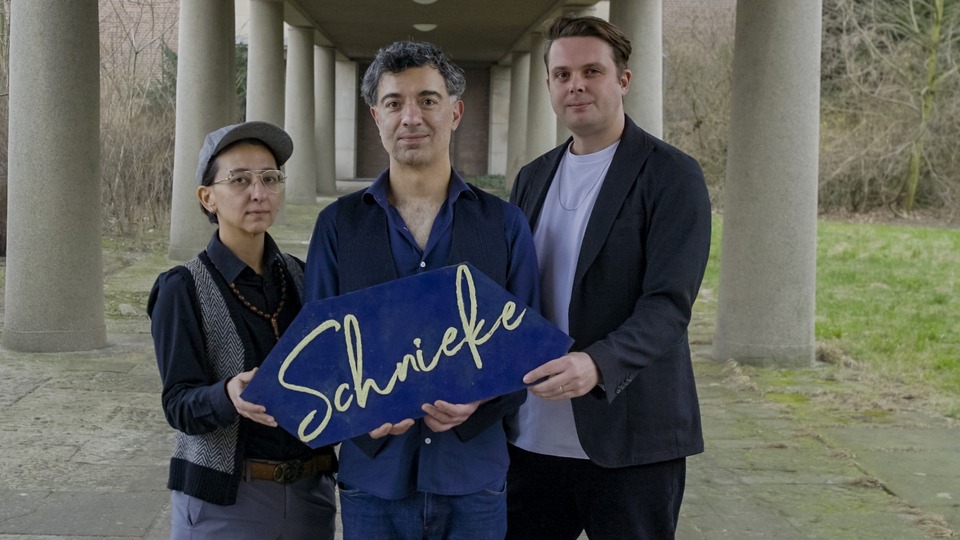 Özgür Akgül'den 'Hediye'