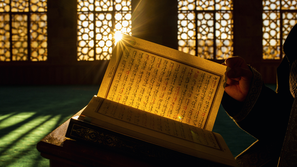 Hucurat Suresi okunuşu ve Türkçe anlamı