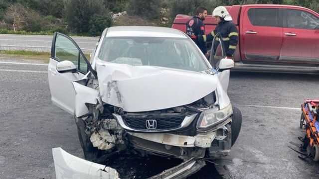 Otomobil bariyerlere çarptı: 1 ölü, 2 yaralı