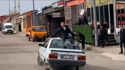 Otomobilin tavanından yere çakıldı!