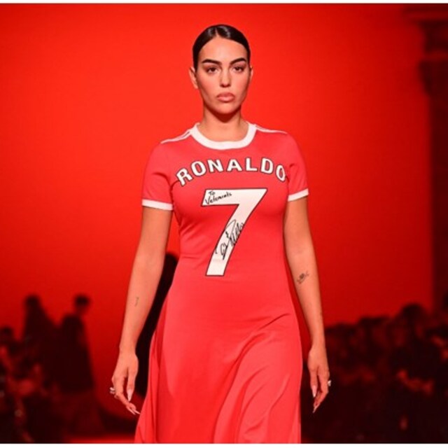 Paris'e damga vuran kıyafet!