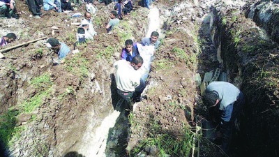 İsrail Gazze'de toplu mezarlığı bombaladı
