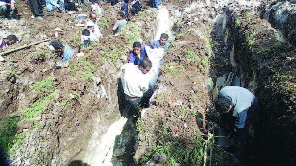 İsrail Gazze'de toplu mezarlığı bombaladı