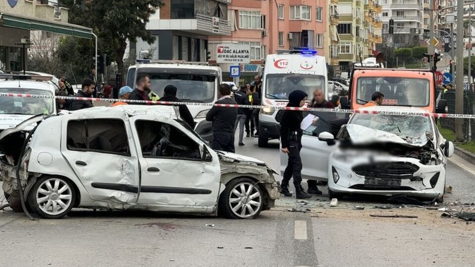 Refüjü aşan otomobil 2 araca çarptı: 2 ölü, 3 yaralı