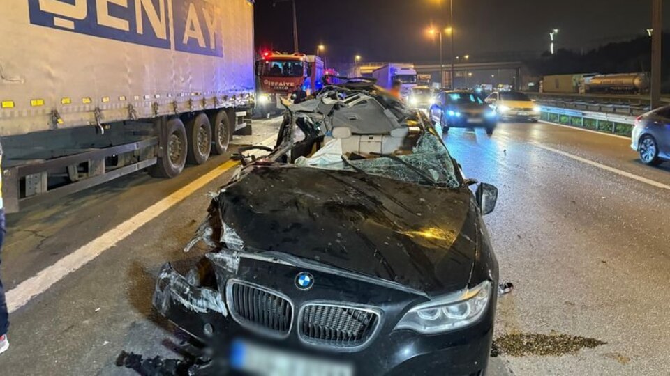 TIR'a çarpan otomobilin tavanı açıldı: 1 ölü, 2 yaralı