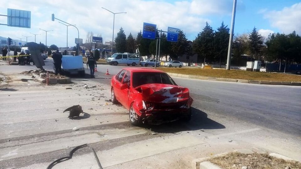 Otomobiller kavşakta çarpıştı: 3 ölü, 2 ağır yaralı