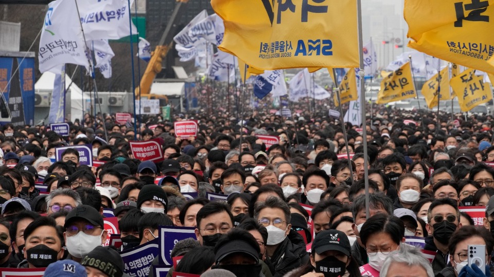 Güney Kore'de doktorlar, tıp fakültesi kontenjanlarının artırılması planını protesto etti