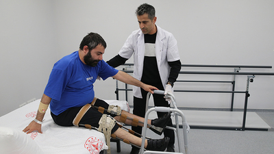 Hatay'da depremlerde yaralananlar ayağa kalkmaya çalışıyor