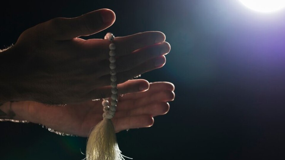 İhlas suresi abdestsiz ve adetken okunur mu?