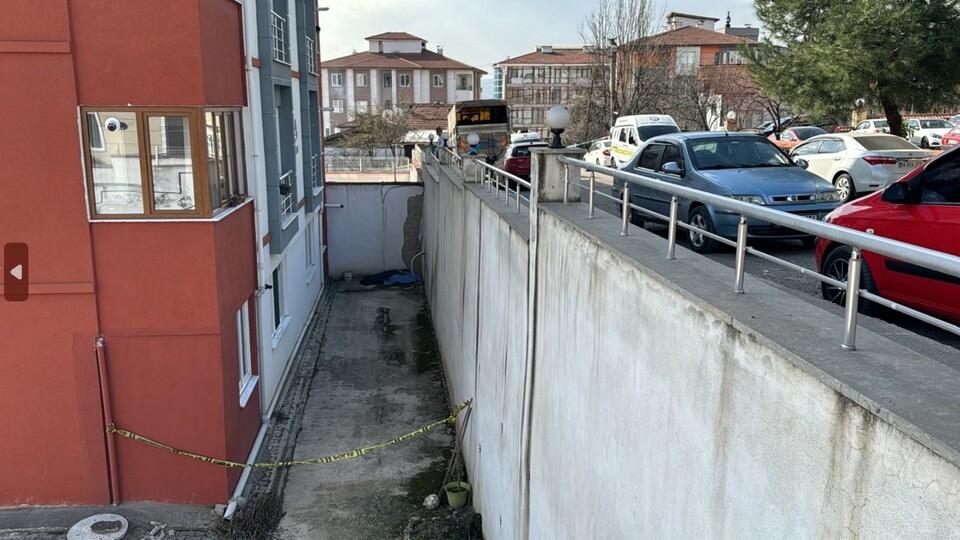 Dinlenmek için oturduğu istinat duvarından düştü!