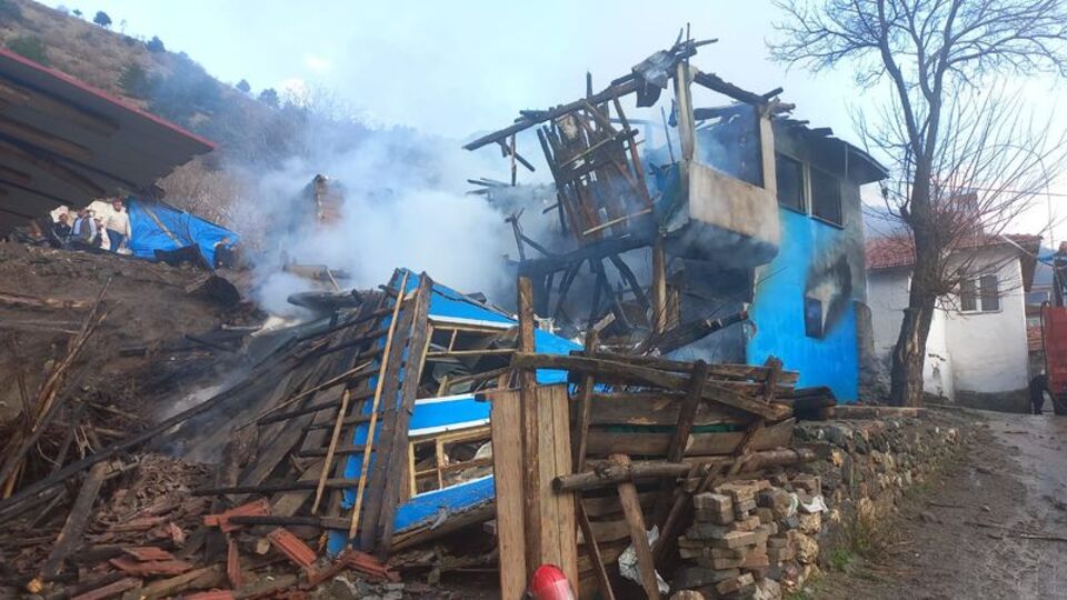 Yangında iki katlı ev kullanılamaz hale geldi