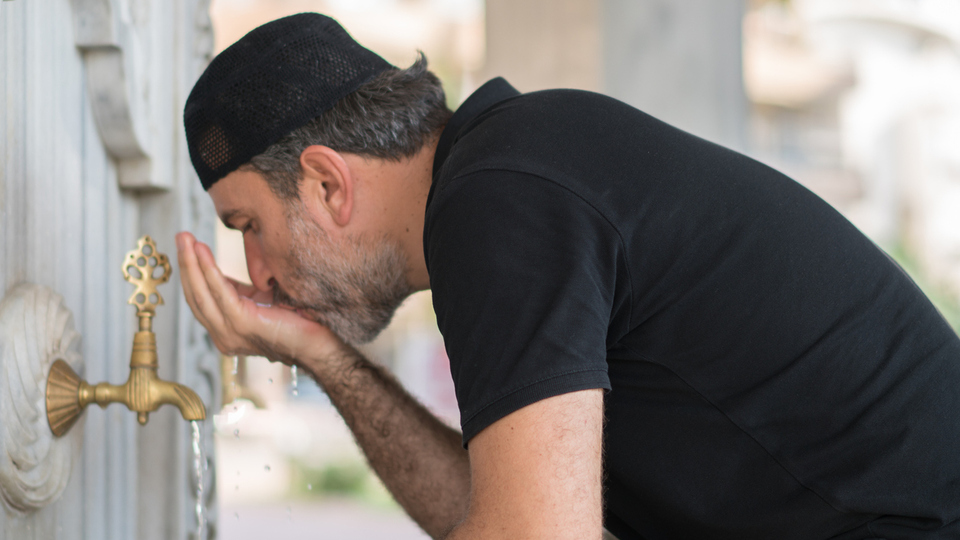 Hanefi mezhebine göre gusül abdesti nasıl alınır?