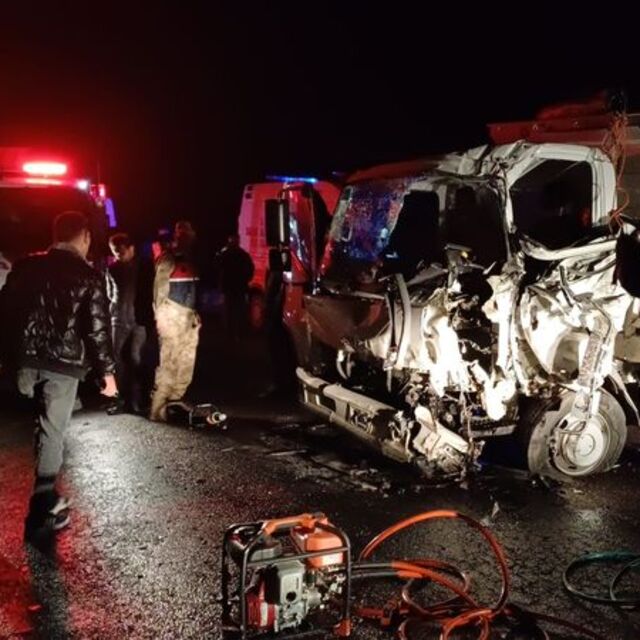 Kilis'te TIR ile kamyonet çarpıştı: 3 yaralı
