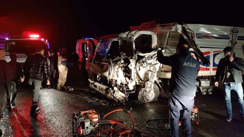 Kilis'te TIR ile kamyonet çarpıştı: 3 yaralı