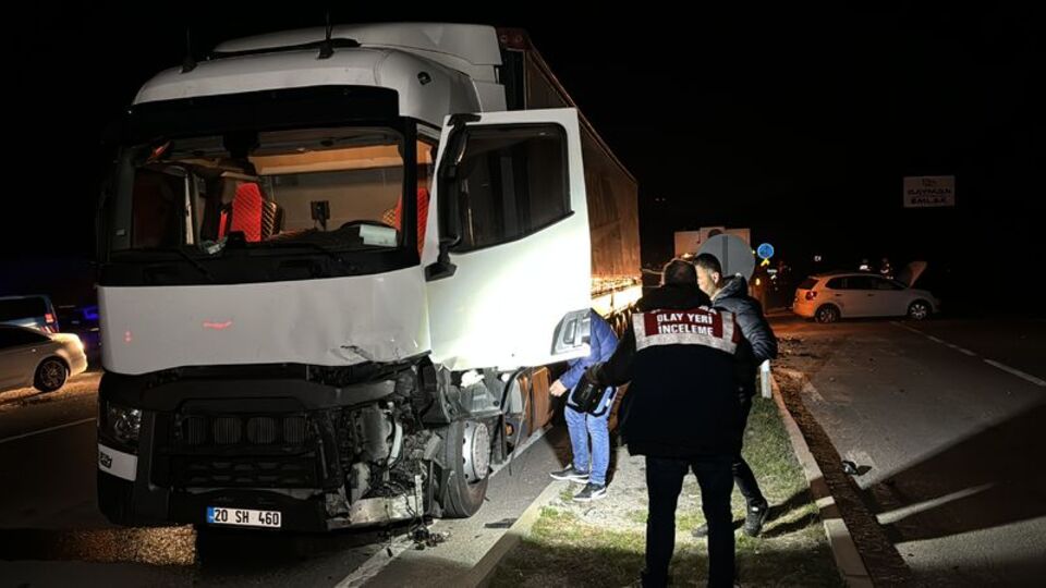 Kavşakta birbirlerine girdiler: 1 ölü, 1 yaralı