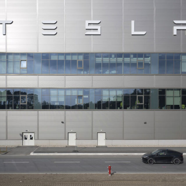 Almanya'daki Tesla fabrikası kundaklandı mı?