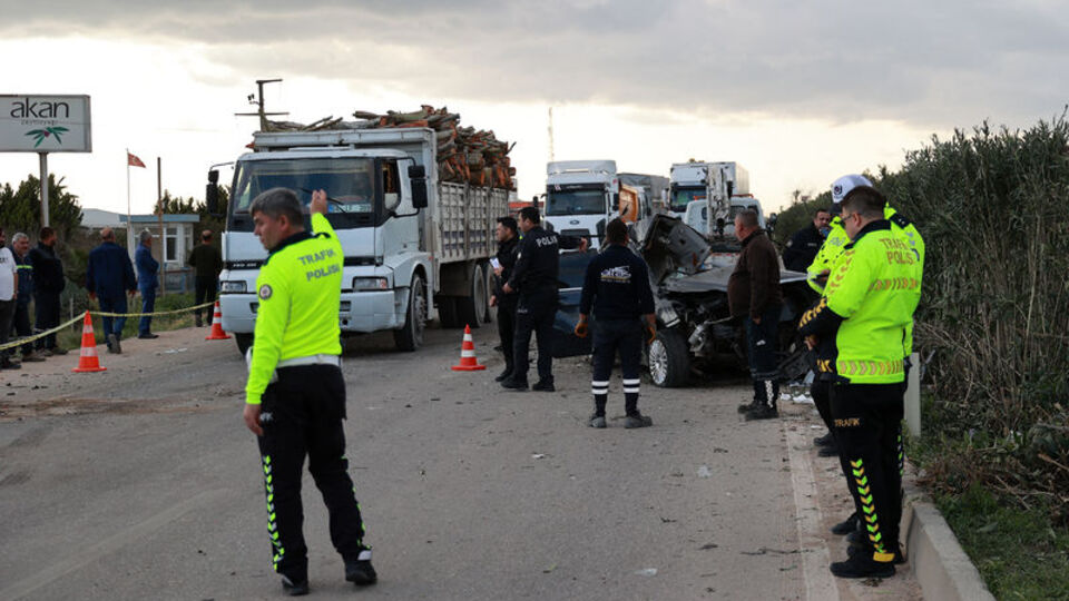 Adana'da trafik kazası: 2 ölü, 14 yaralı
