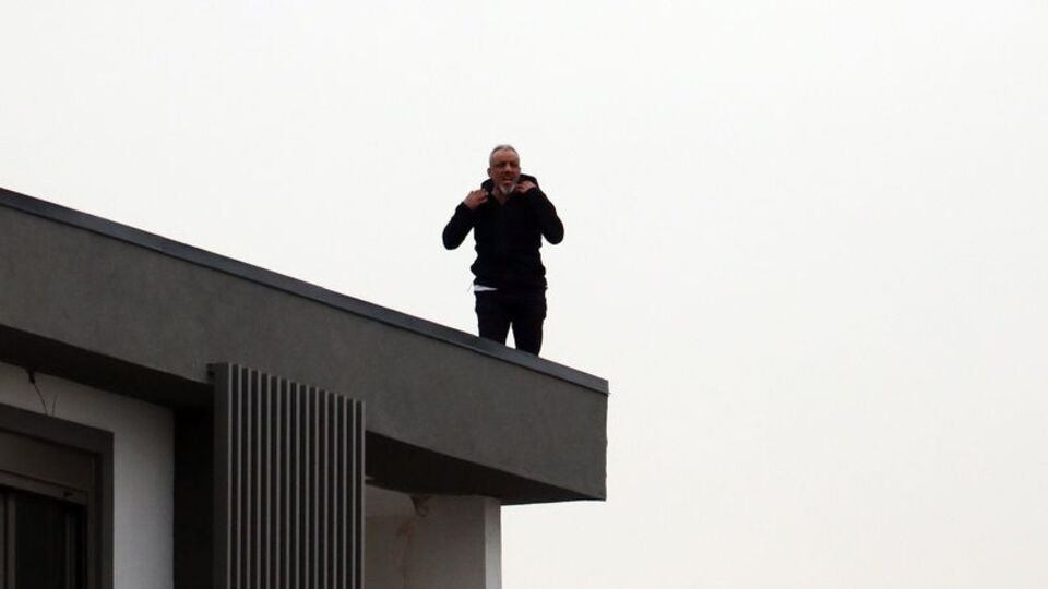 Çatıya çıkıp etrafa ateşe açan kişi yakalandı