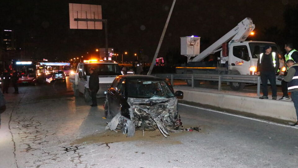 Aydınlatma diğerine çarpan otomobil devrildi: 1 ölü