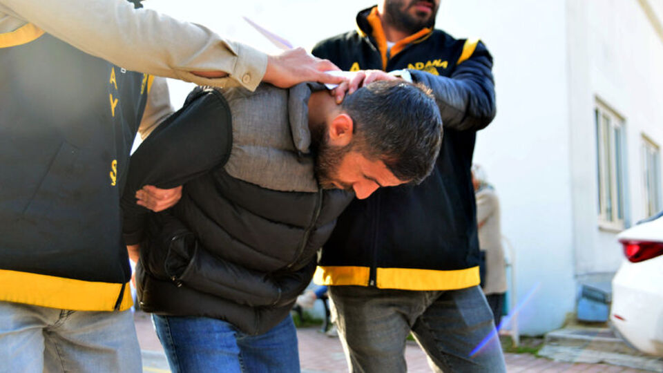 Barışmayan sevgilisini boynundan vurdu!