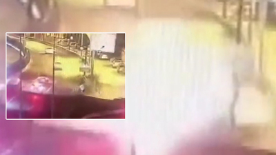 Önce refüje sonra aydınlatma direğine çarptı! Ölüm anı kamerada!