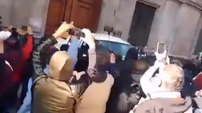 Meksika'da protestocular Cumhurbaşkanlığı Sarayı'nın kapısını kırdı