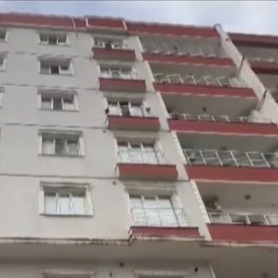  Çocuklarıyla birlikte balkondan düştü!