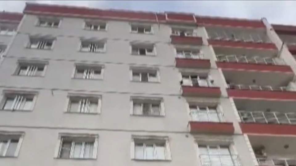 Çocuklarıyla birlikte balkondan düştü!