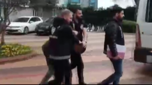 Yolda y�r�yen �ocu�u g��s�nden b��aklad�!