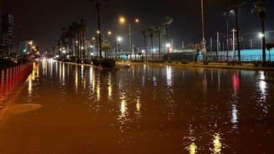 Hatay'da şiddetli sağanak! Caddeler göle döndü!