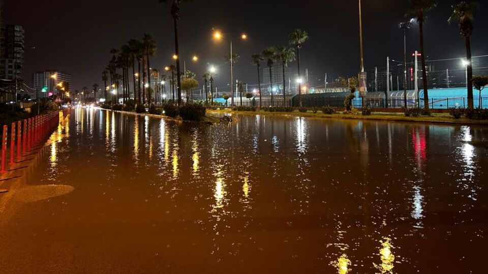 Hatay'da şiddetli sağanak! Caddeler göle döndü!