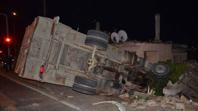 Kontrolden çıkan kamyon, evin bahçesine devrildi