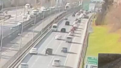 Emniyet şeridinde dehşet! Çarptığı motosikletliyi ağır yaraladı