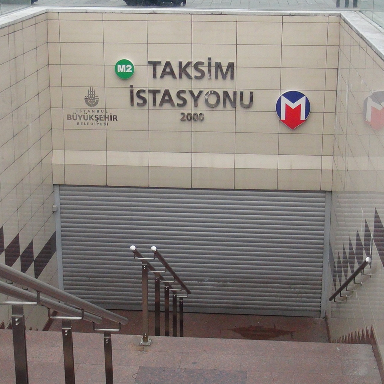 Taksim ve Şişhane metro istasyonu kapatıldı