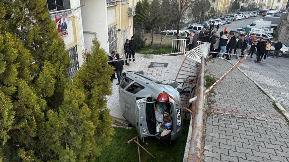 Kontrolden çıkan otomobil bahçeye düştü