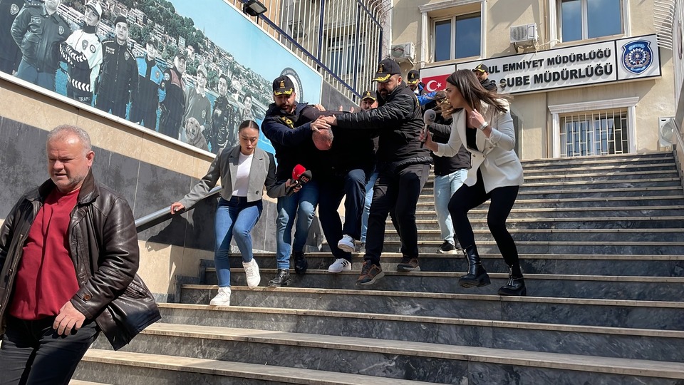 Karısını ve oğlunu öldürüp parçaladı!