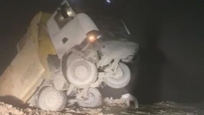 Uçuruma yuvarlanan kamyonun şoförü son anda kurtuldu!