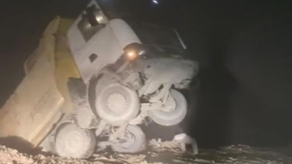 Uçuruma yuvarlanan kamyonun şoförü son anda kurtuldu!