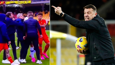 Rakip futbolcuya kafa attı, kovuldu!