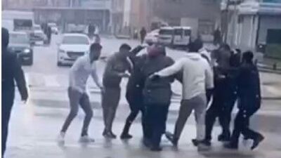 Karısını bıçaklayan caniye meydan dayağı!