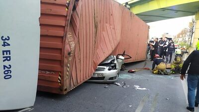 Bakırköy'de TIR otomobilin üzerine devrildi