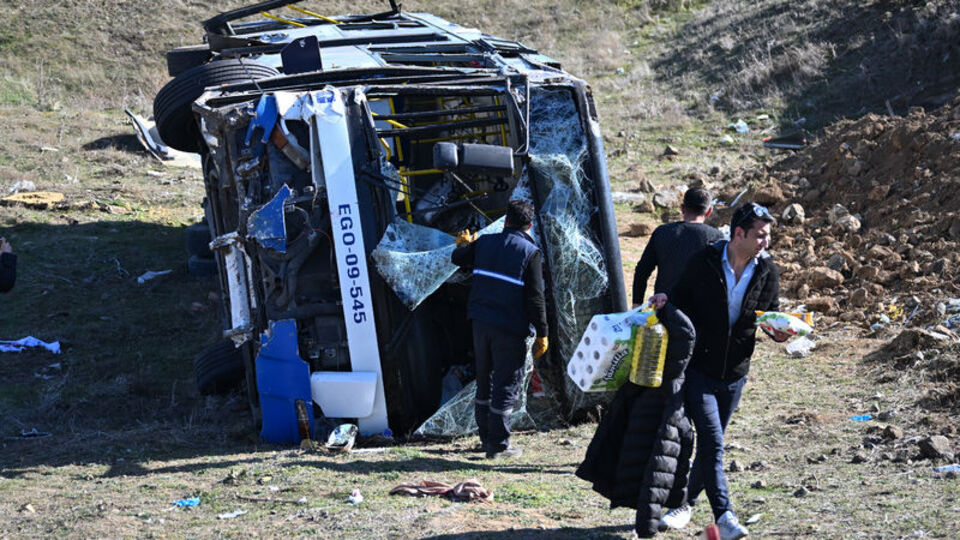 Belediye otobüsü şarampole devrildi: 16 yaralı