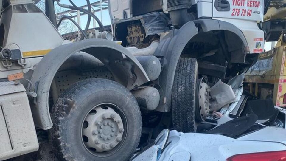 Freni boşaldı, 7 aracı hurdaya çevirdi