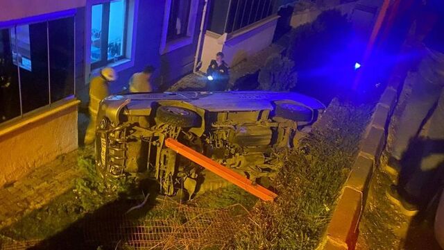 Panelvan sitenin bahçesine düştü: 3 yaralı