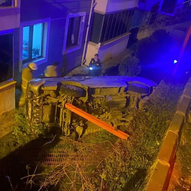 Panelvan sitenin bahçesine düştü: 3 yaralı