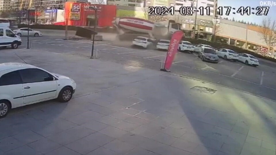 Görüntüler ortaya çıktı! Beton mikseri çok sayıda aracı biçti