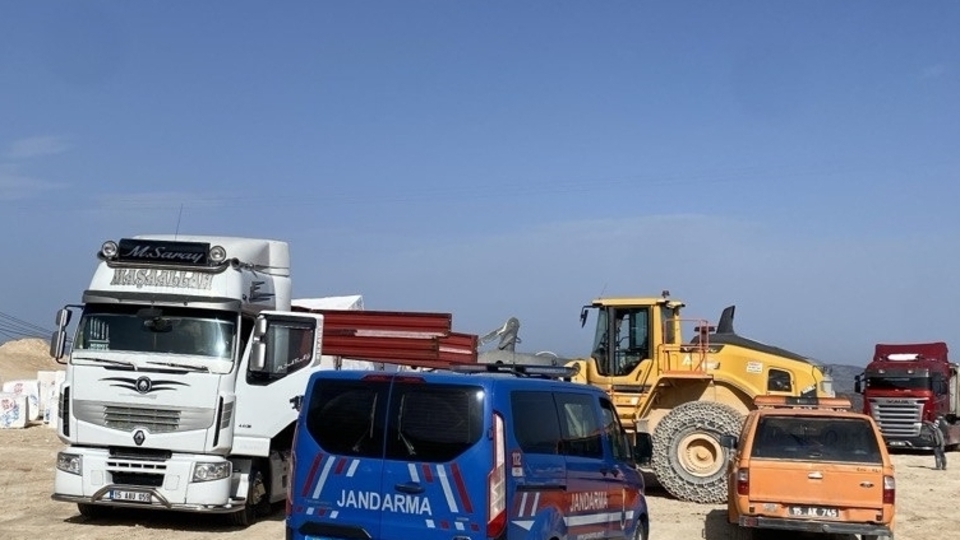 TIR sürücüsü mermer bloğunun altında kalarak can verdi